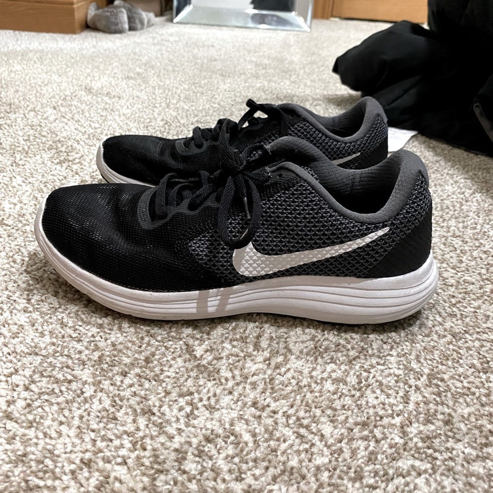 BLACK NIKE TENNIS SHOES SIZE 8